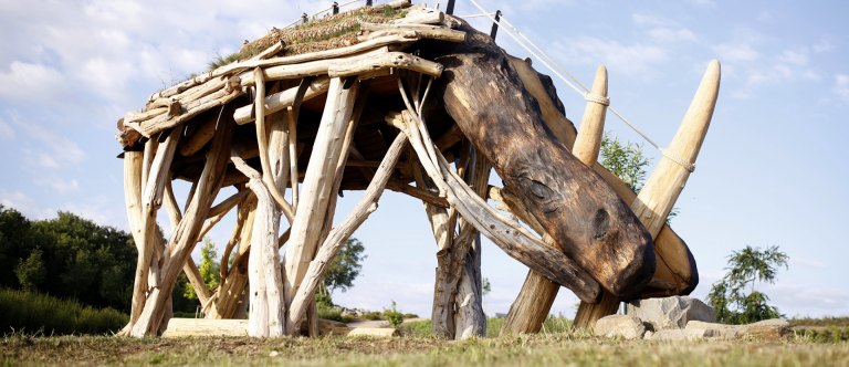 Praha má nově největší skulpturu nosorožce na světě
