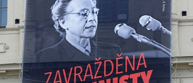 Vyvěste prapory a vzdejte čest, přichází Milada Horáková