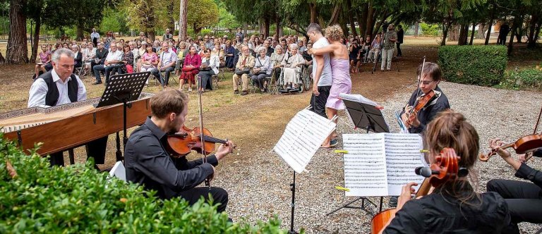 Zámecký park ve středočeské Litni zanedlouho rozezní scénický open air koncert „Dotek lásky“