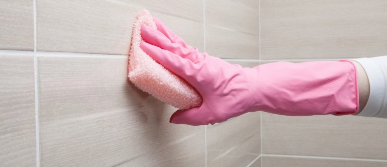 Jak rychle a efektivně uklidit koupelnu v 10 krocích