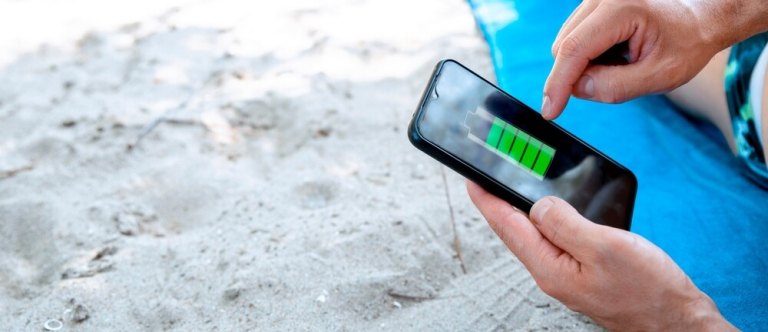 4 zásady, jak chránit mobil na dovolené. Bateriím škodí horko, vlhko i nadmořská výška