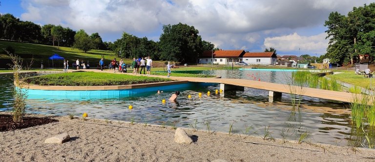 Samočisticí nádrž místo bazénu. Alternativa, která nabízí koupání ve zdravotně nezávadné vodě i velké úspory za energie