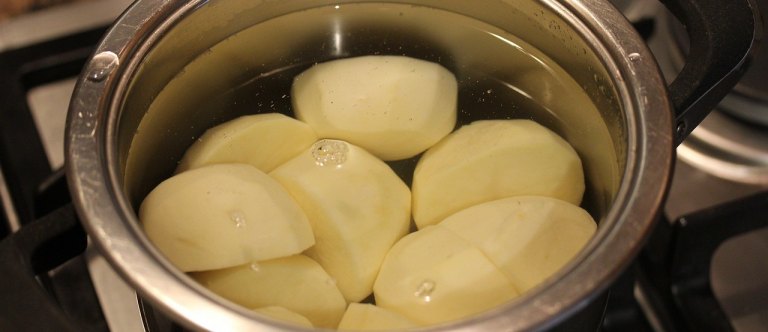 Škrobovou vodu z brambor se nevyplatí vylévat