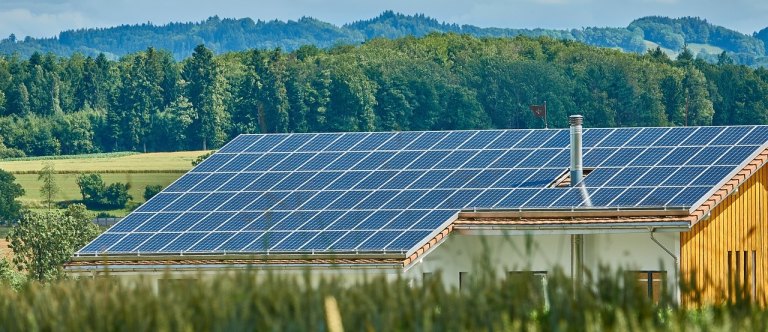 Budoucnost solární energie? Odlehčené panely pro střechy s nízkou nosností