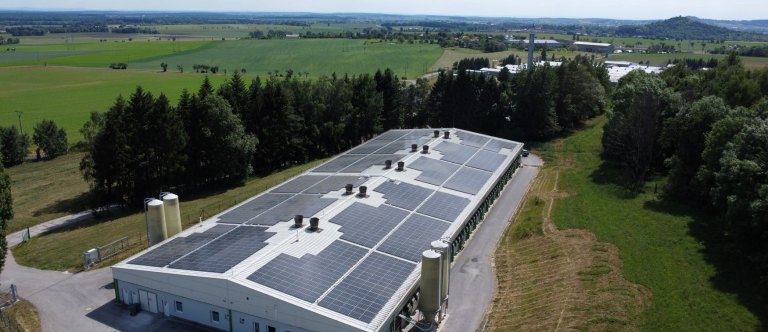 Drůbeží farma modernizuje chov pomocí fotovoltaiky, nosnicím zajistí čerstvý vzduch