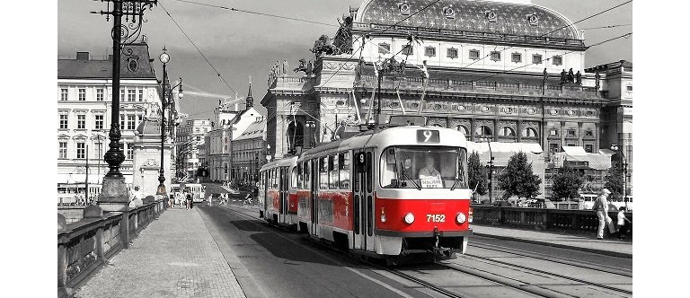Prohlédněte si známé pražské památky během okružní jízdy vláčkem nebo historickými vozy