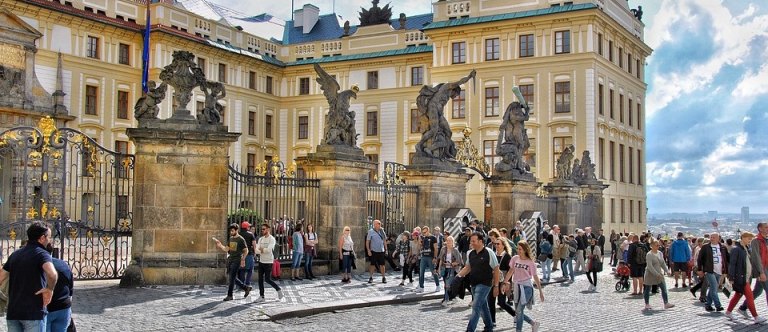 Praha a turisté. Prokletí, nebo dar?