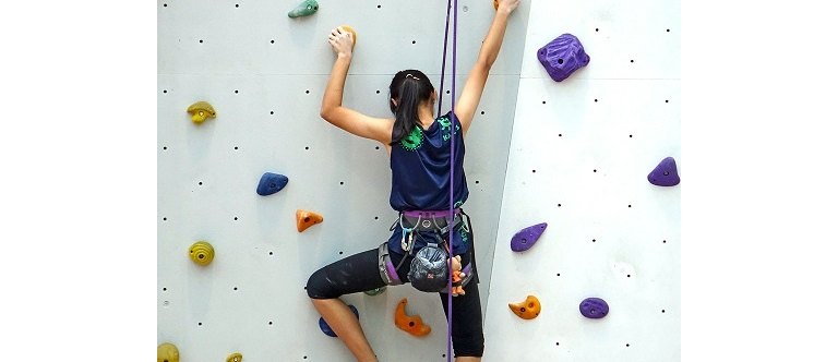 Umělá lezecká stěna nabízí sportování během celého roku