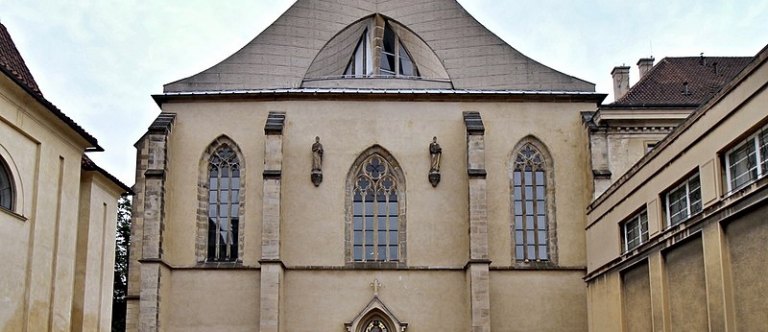 Emauzský klášter – moderně vypadající svatostánek