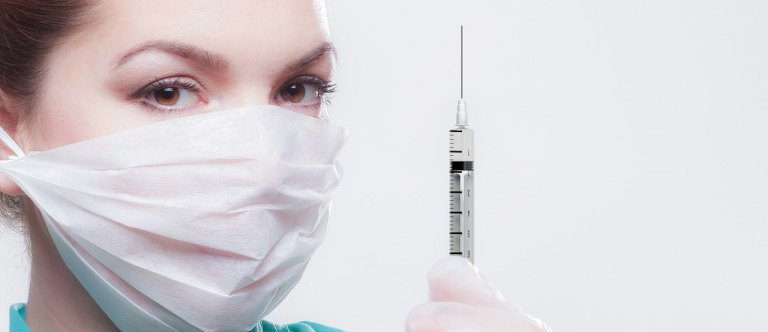 Lékaři z nemocnice ve Slaném se rozhodli, že nebudou čekat až se rozhýbe vláda a spustili s podporou herců vlastní očkovací kampaň