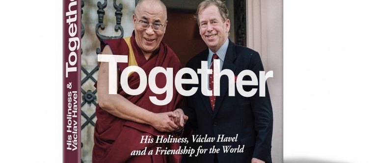 Kniha mapuje první setkání dalajlamy s Václavem Havlem v Československu
