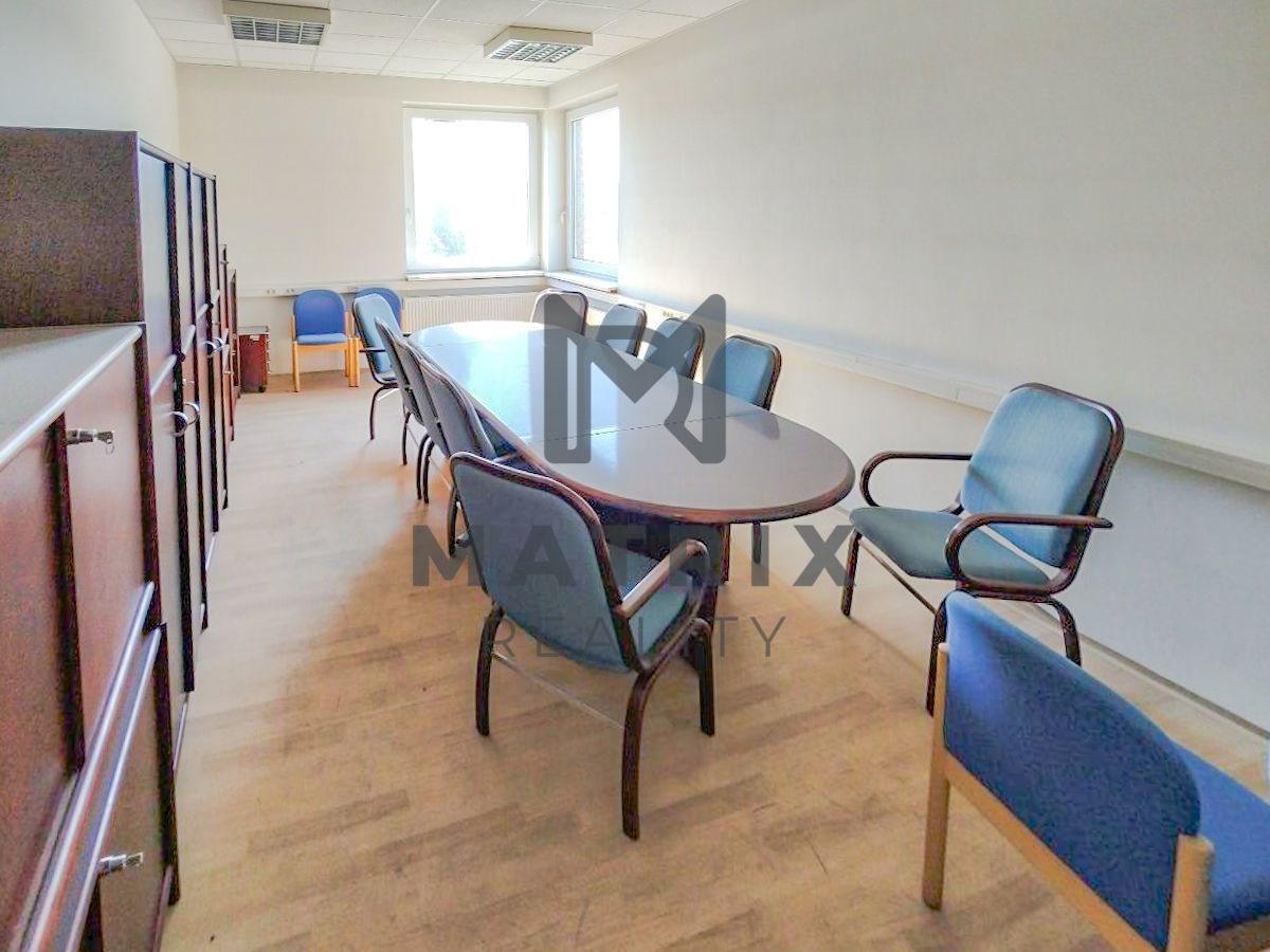 Pronájem kanceláří 18m2 / 23m2 / 3 x 30m2 / 41m2 (celková plocha 173m2)